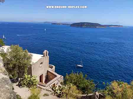 La chiesa della Madonna libera, vista su Vivara e Procida