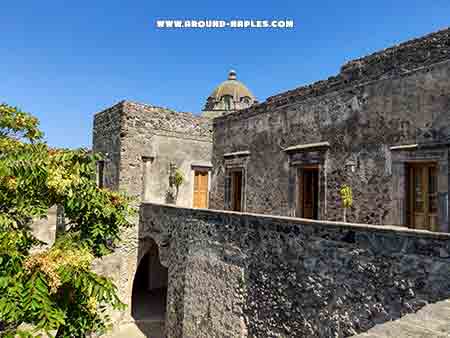 La casa del sole nella cittadella medievale del castello aragonese d' Ischia
