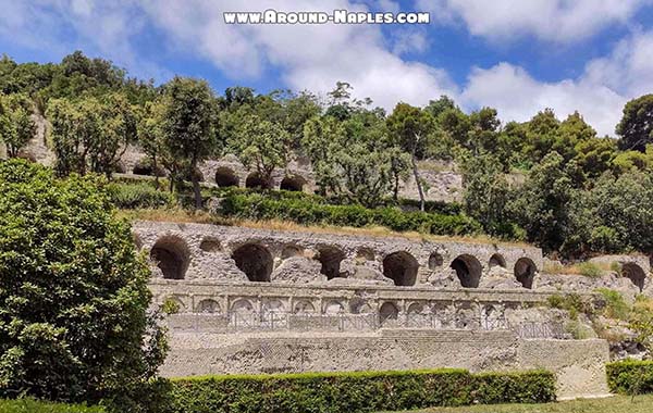 Around Naples, nei dintorni di Napoli: antica struttura delle Terme Romane di Baia immersa nel verde, foto per il portale turistico di consigli di viaggio