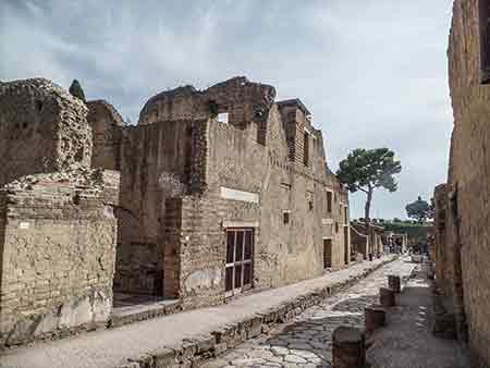 Resti di edifici degli scavi di Ercolano
