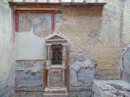 Lararium negli scavi di Ercolano (nella casa dello scheletro) 