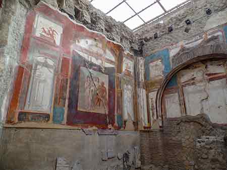Herculanum et le collège d'augustales : la fresque d' Hercule entre Junon et Minerve