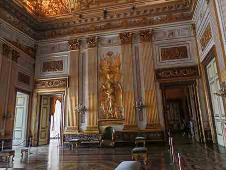Royaume de Naples et le Palais Royal de Caserte, voulou par le Roi Charles de Bourbon qui souhaitait une résidence royale aussi belle que celle de ses cousins ​​français, propriétaires du Château de Versailles. Les travaux de construction ont commencé en 1752.