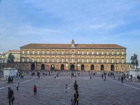 Le royaume de Naples et le palais royal, voulu par le vice-roi Fernando Ruiz de Castro (Aragonais). Les travaux de construction ont commencé en 1600.
