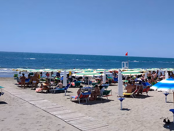 A pochi passi dai migliori lidi del Litorale Domizio.