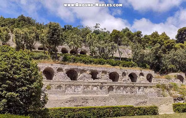 Around Naples, nei dintorni di Napoli: antica struttura delle Terme Romane di Baia immersa nel verde, foto per il portale turistico di consigli di viaggio