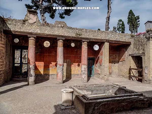 Dintorni di Napoli: atrio romano con colonne dipinte e impluvium nella Casa del Rilievo di Telefo, agli Scavi di Ercolano