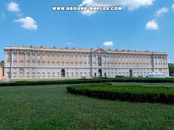 Reggia di Caserta: maestosa vista frontale della facciata monumentale e dei giardini Reggia di Caserta: facciata monumentale Palazzo Reale vista dai prati di Piazza Carlo di Borbone