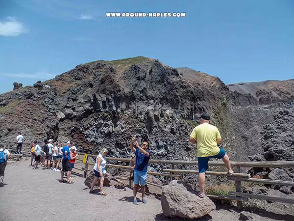 Vesuvio: il sentiero del Gran Cono sul bordo del cratere Vesuvio: turisti lungo il sentiero del Gran Cono, il cratere, protetti dalla staccionata in legno