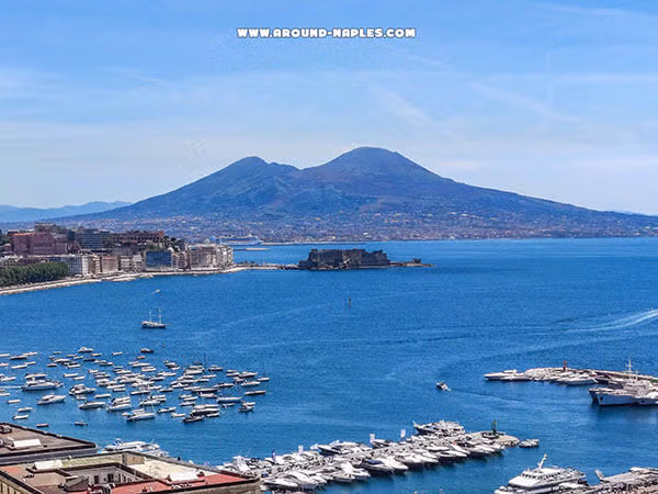 Il Vesuvio e il Golfo di Napoli visti dal Belvedere di Sant'Antonio a Posillipo Vista panoramica del Vesuvio e del Castel dell'Ovo nel Golfo di Napoli, ripresi dal belvedere di Sant'Antonio a Posillipo