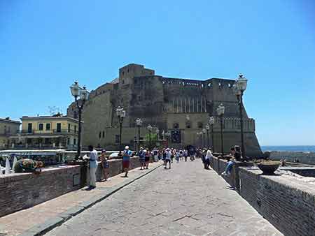 Le castel dell' Ovo de Naples (Château de l' Œuf de Naples) <br>La plus ancienne forteresse de la ville