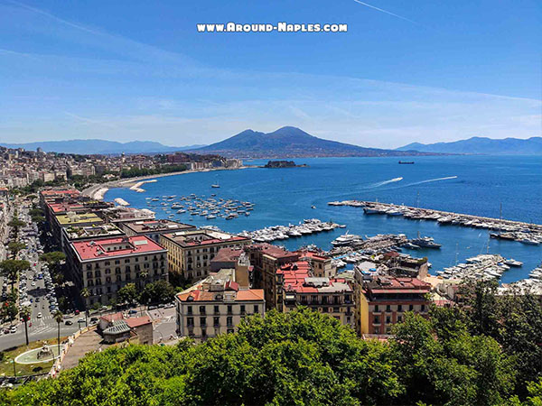 Panorama del Golfo di Napoli con il Vesuvio visto dalla collina di Posillipo