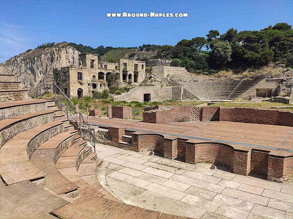Antico teatro romano nel Parco Archeologico di Pausilypon a Napoli