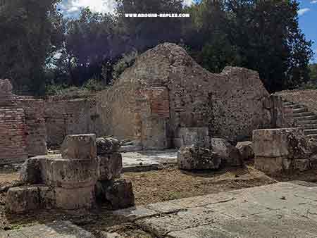 Il Capitolium del foro di Cuma: un luogo sacro dedicato alla triade capitolina (Giove, Giunone e Minerva).