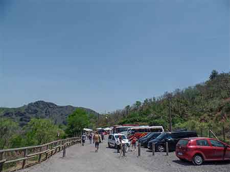 Parcheggio Quota 1000, Ercolano. Il punto dove parcheggiare l'auto e percorrere a piedi il sentiero per raggiungere il cratere.