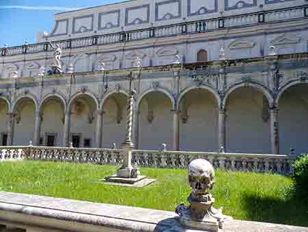 I teschi di uno dei chiostri della certosa di san Martino